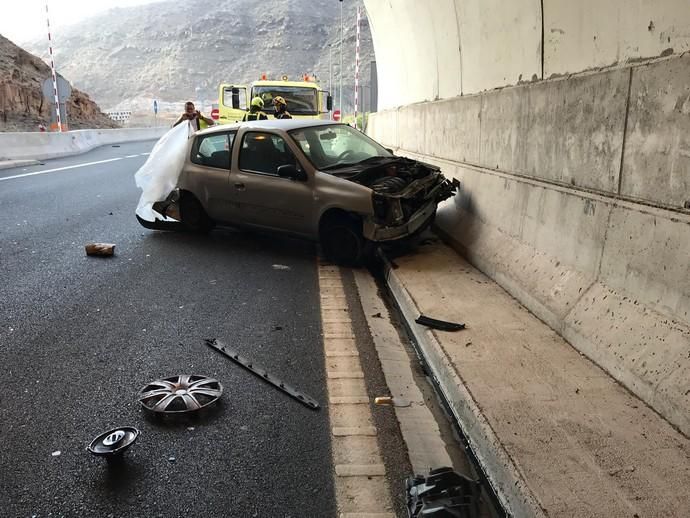 Un vehículo, destrozado tras sufrir un accidente en el túnel de Arguineguín