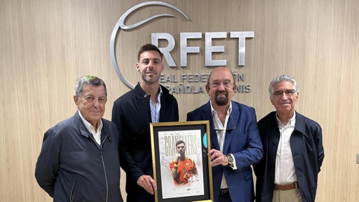 Marcel Granollers, junto a Miguel Díaz, presidente de la RFET, y las leyendas del tenis Lis Arilla y Manuel Orantes