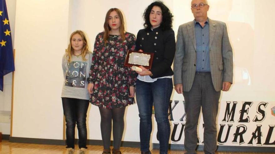 Rosana Rodríguez y sus hijas Lucía e Isabel posan con la placa junto a Manuel Iglesias.