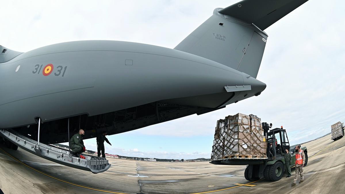 Vista de la carga de un avión A400M con material de defensa para Ucrania  con destino a Polonia en la base aérea de Torrejón de Ardoz.