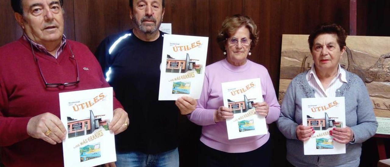 Por la izquierda, José Ramón Avín, Luis Hevia, Luchi Mata y Mari Suero, con la revista.