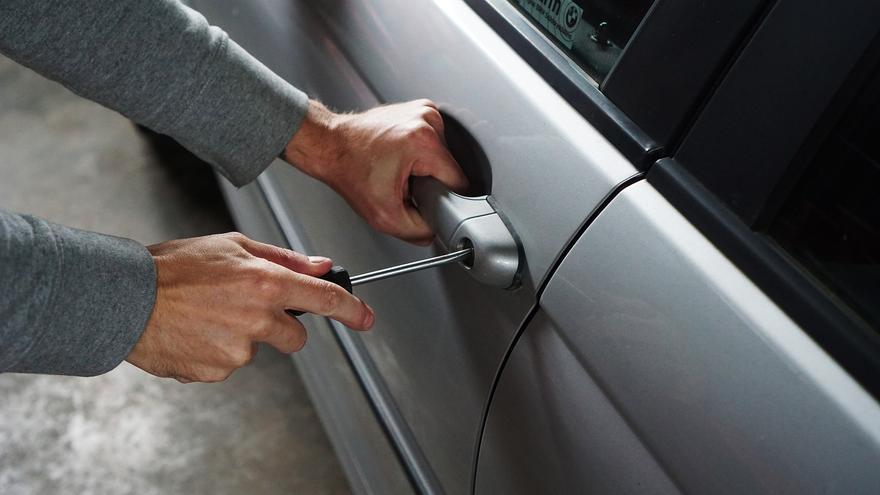 Intentan robar dos coches en Fuentesaúco