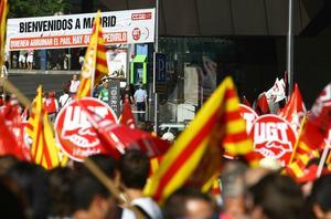 Manifestants amb senyeres, en la protesta contra les retallades del Govern d’aquest diumenge.