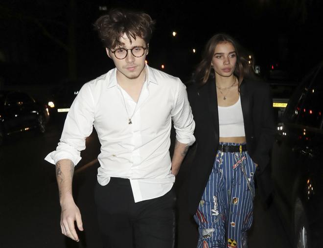 Brooklyn Beckham y Hana Cross, de la mano