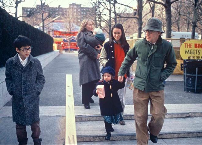 Mia Farrow y Woody Allen con sus hijos en 1988