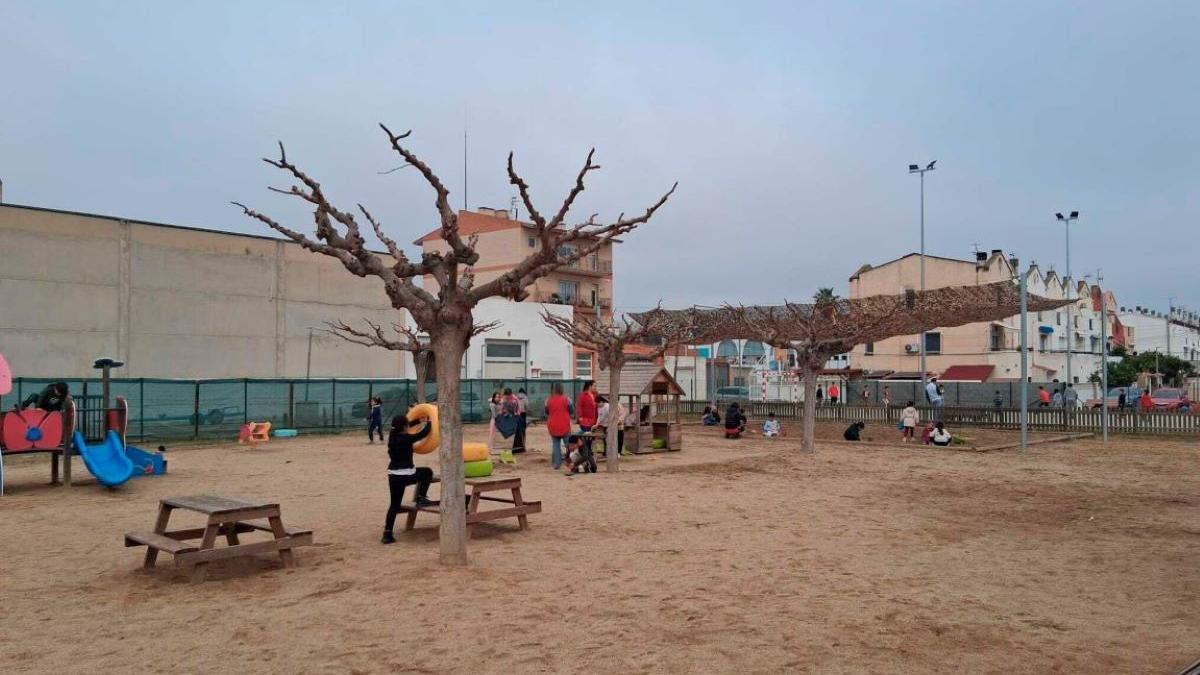 El pati dels mòduls de primària d'El Bruel d'Empuriabrava