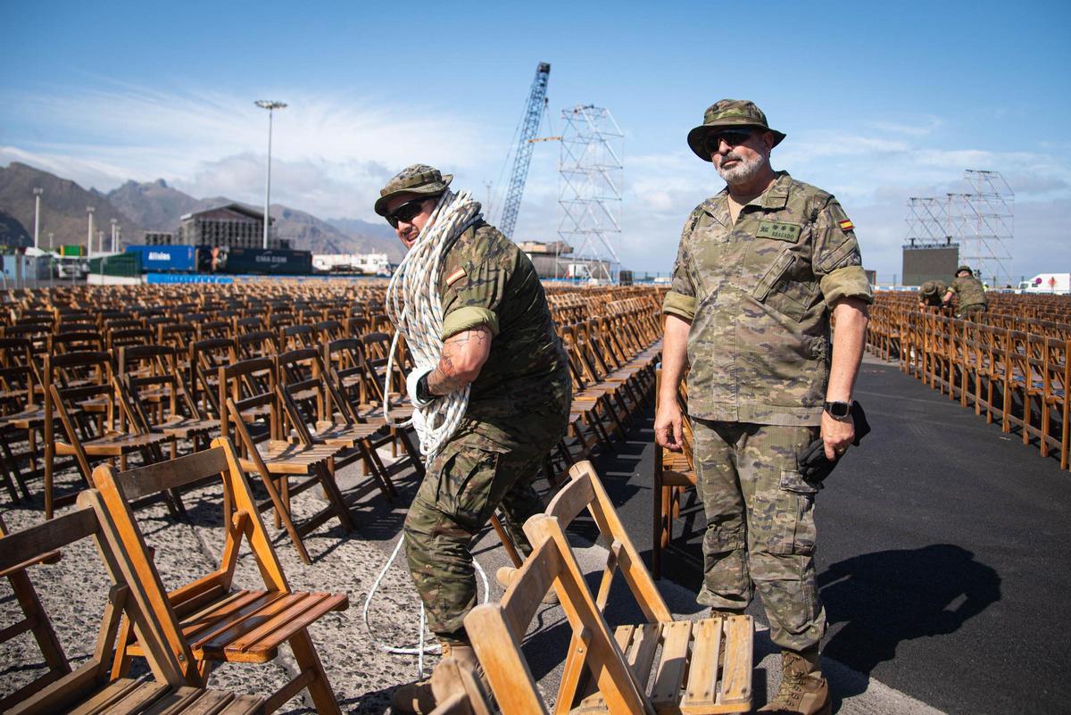 El Ejército coloca las sillas para la misa del papa León XIV en el puerto de Santa Cruz de Tenerife
