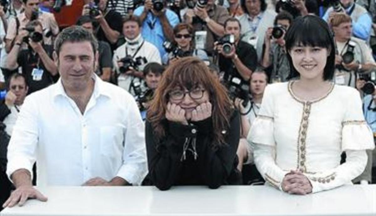 Els actors Sergi López i Rinko Kikuchi flanquegen Isabel Coixet, ahir a l’emissió de la seva pel·lícula a Cannes.