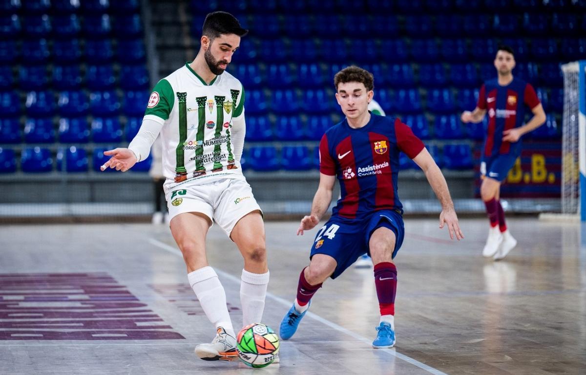 Josema controla el balón.