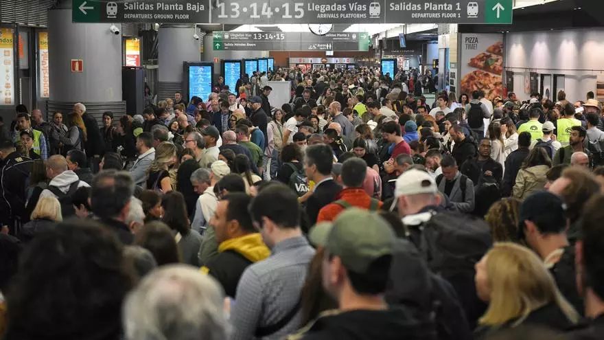 Caos en Atocha: miles de viajeros sin tren tras el robo de cable