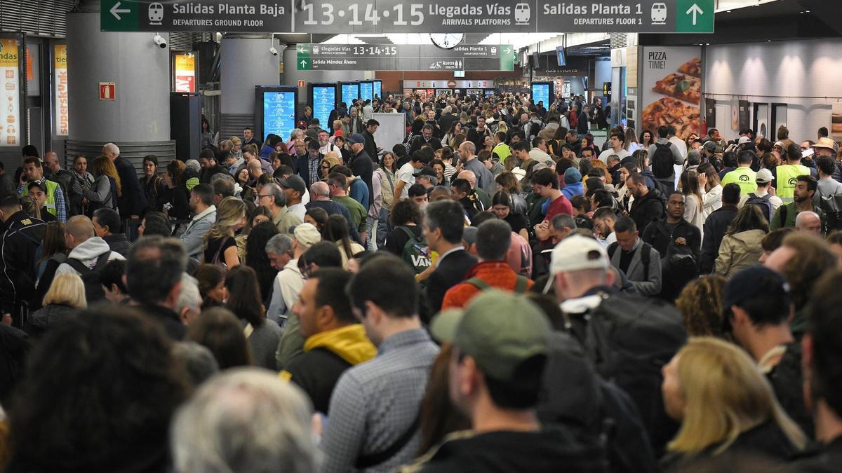 Caos en Atocha: miles de viajeros sin tren tras el robo de cable