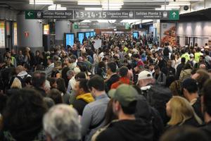 Caos en Atocha: miles de viajeros sin tren tras el robo de cable