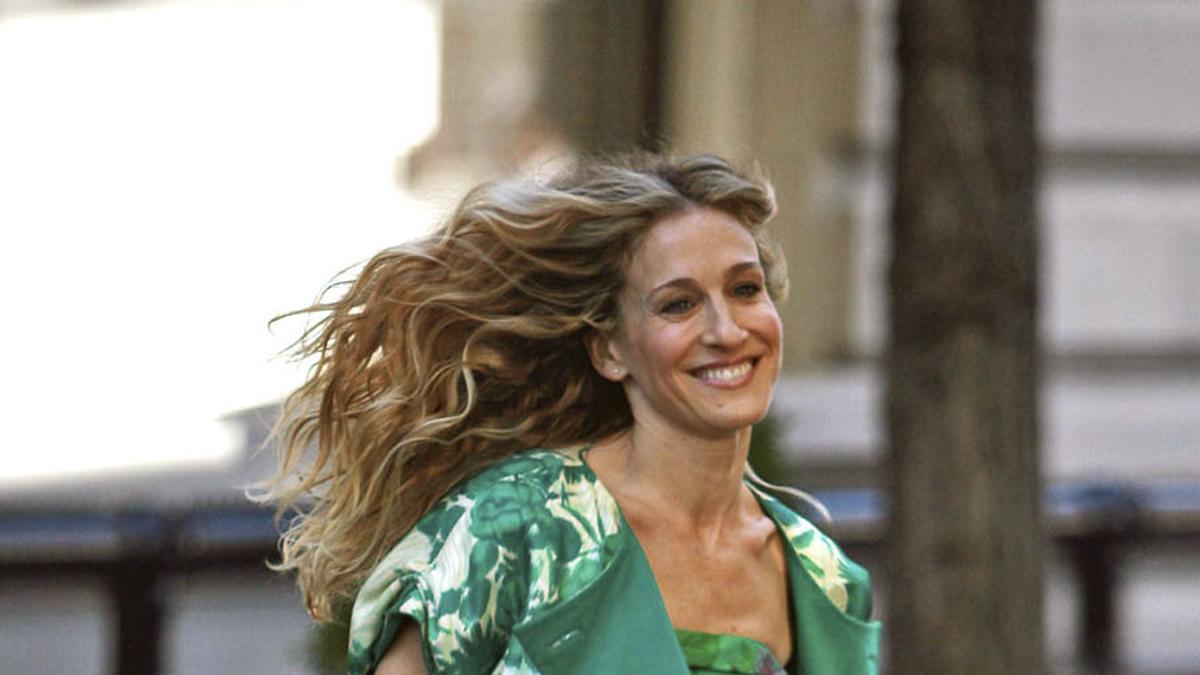 Sarah Jessica Parker como Carrie Bradshaw en una escena de 'Sexo en Nueva York'