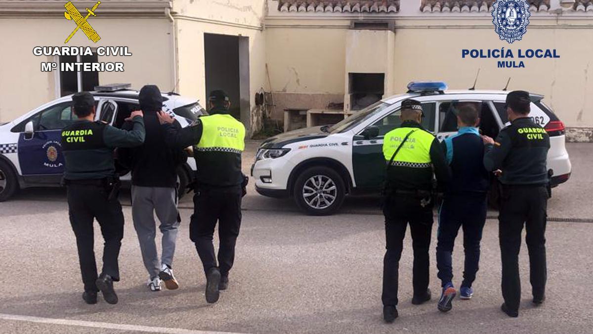 Pillados asaltando un kiosco en el centro de Mula