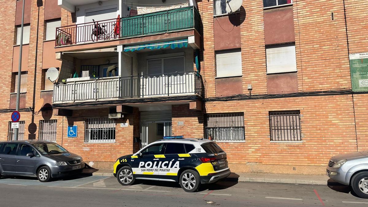 Agentes de la Policía Local de San Pedro, en la puerta del bloque donde se localizó al hombre.