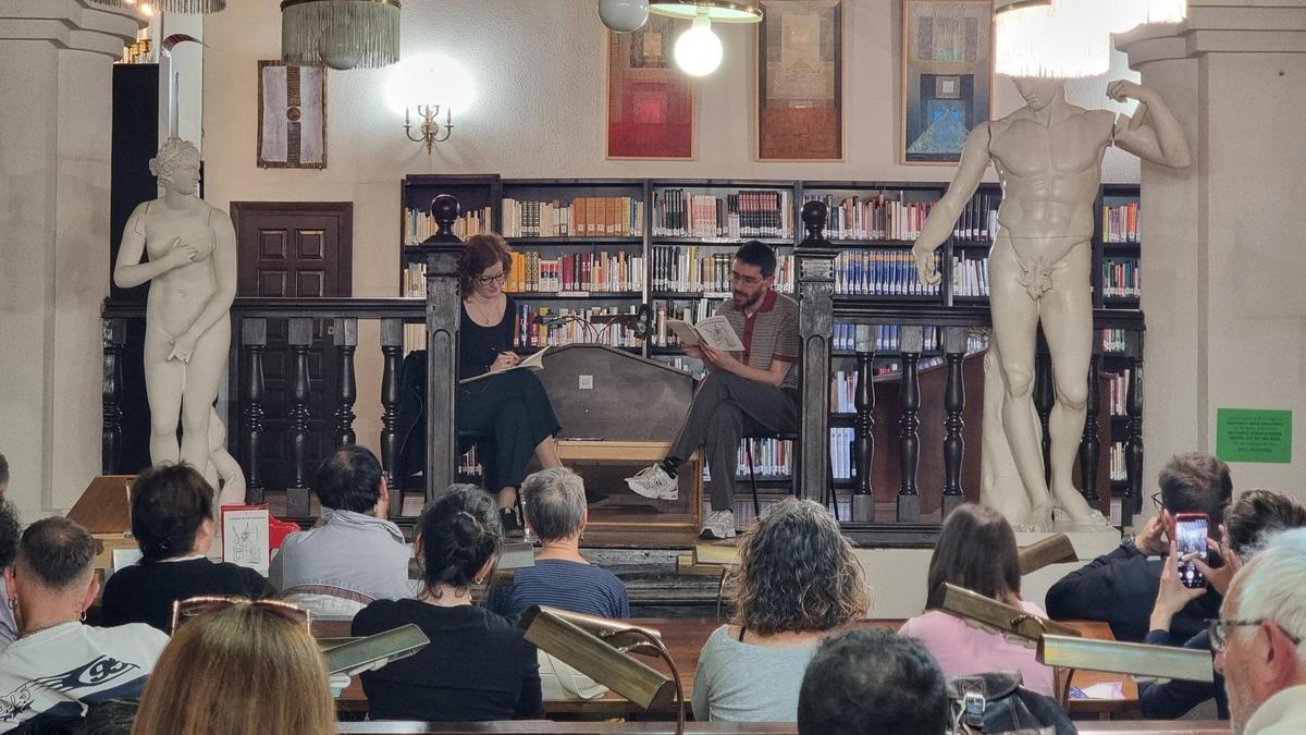 Vicente Urones, a la derecha, durante la presentación de su primer libro.