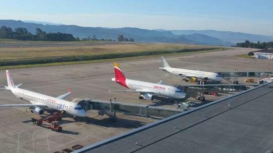 Aviones en las tres pasarelas de embarque que tiene ahora Peinador.