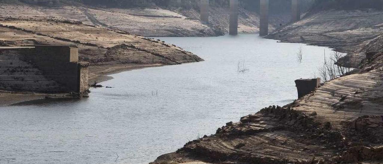 Embalse de Lindoso, en Lobios (Ourense), muy por debajo de su cota habitual de caudal. // Jesús Regal