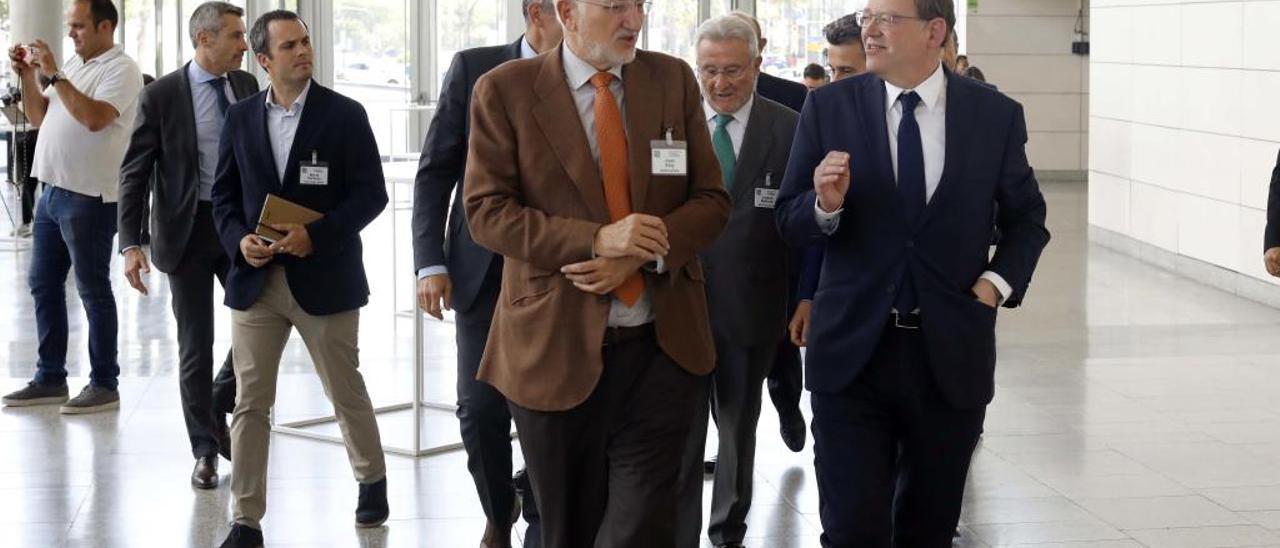 Ximo Puig junto a Juan Roig al llegar al congreso de Aecoc.