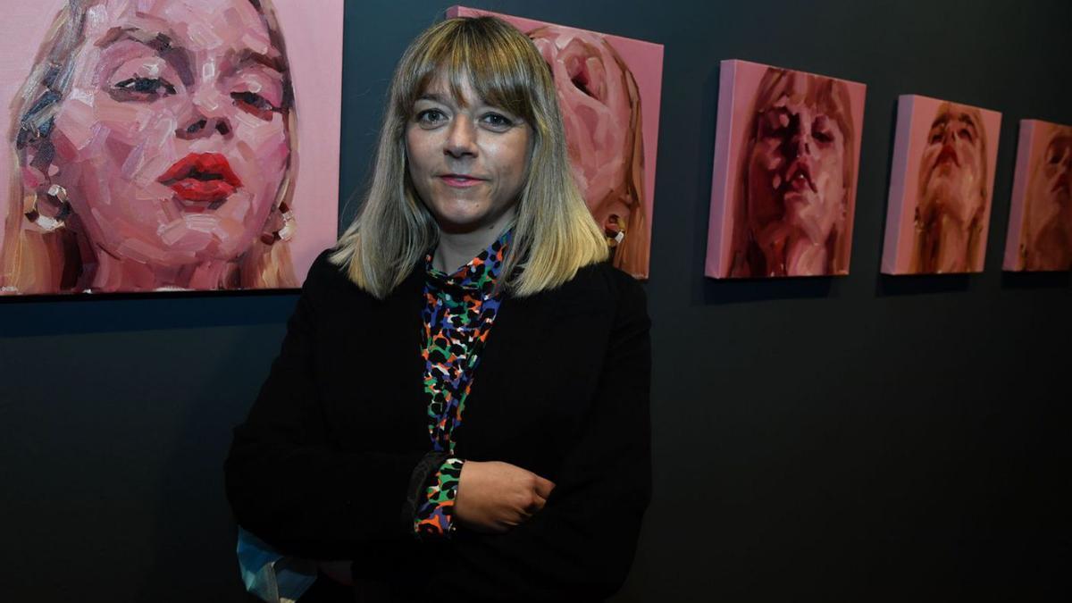 La artista Yolanda Dorda, junto a algunos de los cuadros de la muestra.   | // VÍCTOR ECHAVE
