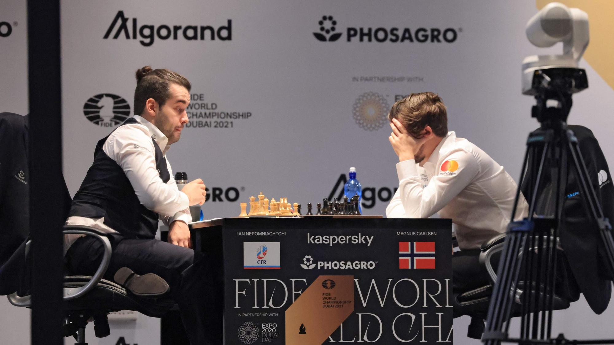 Nepomniachtchi y Carlsen, durante la tercera partida del Mundial, en Dubái.