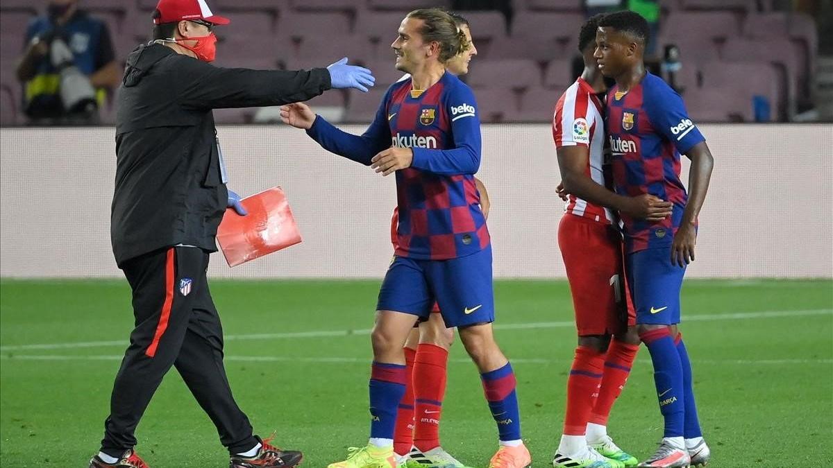 segea53945284 an atletico madrid staff member greets barcelona s french fo200701141448