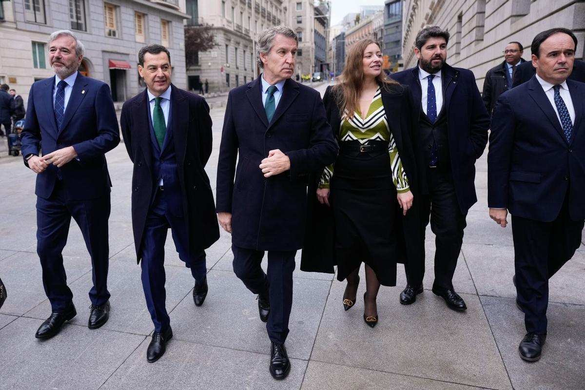 El líder del Partido Popular, Alberto Núñez Feijóo (C), acompañado por los presidentes autonómicos de Aragón, Jorge Azcón (i); Andalucía, Juanma Moreno (2i), Murcia, Fernando López-Miras (2d), y Valencia, Juanfran Pérez Llorca (d), y por la portavoz del PP en el Congreso, Ester Muñoz (3d), a su llegada al acto institucional por el Día de la Constitución, este sábado, en Madrid. EFE/Borja Sánchez-Trillo