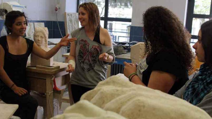 Las alumnas, en el taller de escultura de la EASD de Zamora.