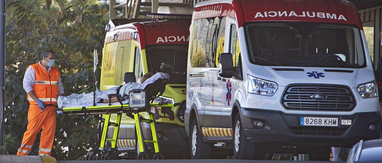 Imatge d&#039;arxiu d&#039;un sanitari al costat d&#039;un pacient a l&#039;Hospital Lluís Alcanyís de Xàtiva.