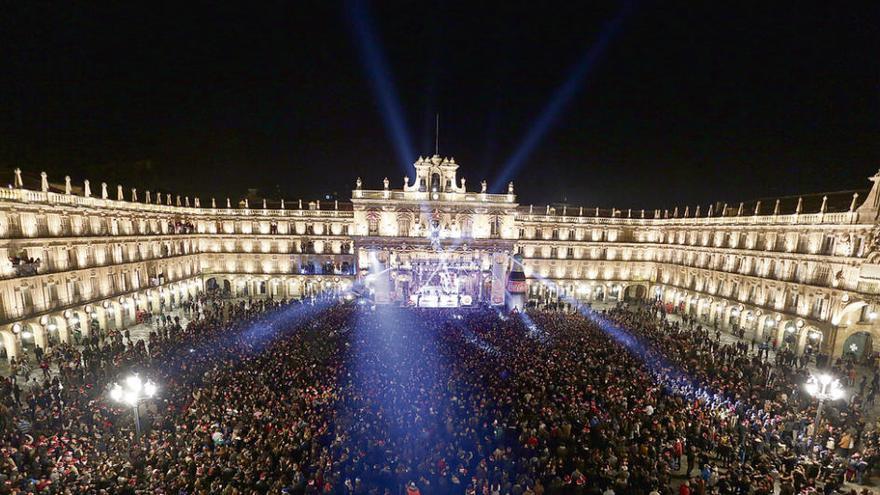 Vista general de la Plaza Mayor de Salamanca durante la Nochevieja Universitaria.