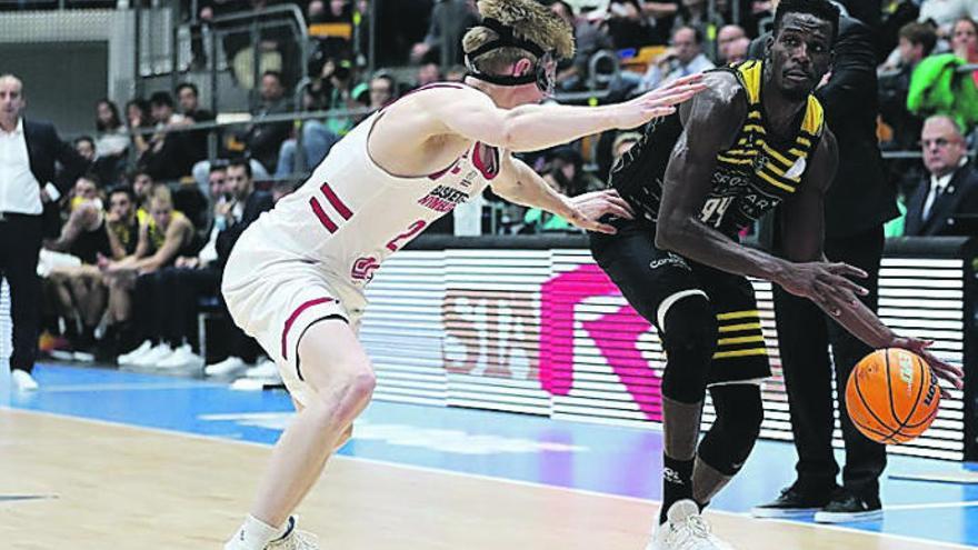 Konate, preparado para pasar en el duelo de la primera vuelta.