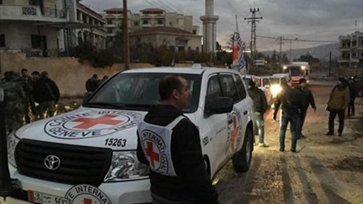 Miembros de la Cruz Roja y la Media Luna Roja, ayer en Madaya.