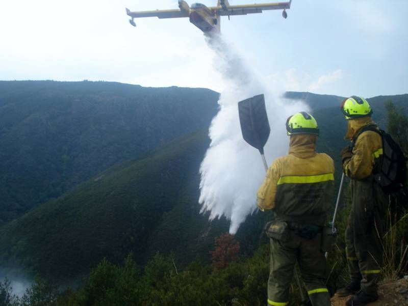 Fotogalería del incendio en el término de Luna en las Cinco Villas