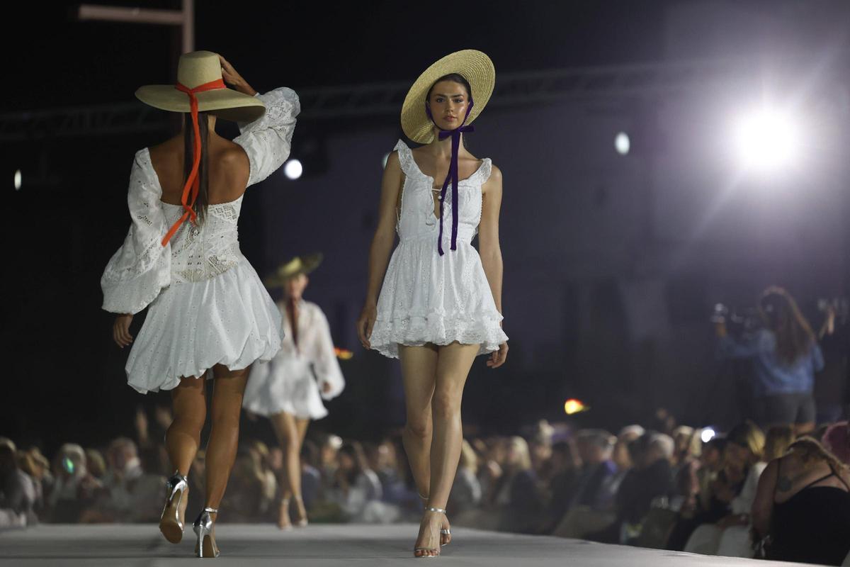Las modelos desfilaron sobre 140 metros de escenario instalado en el puerto de Ibiza.