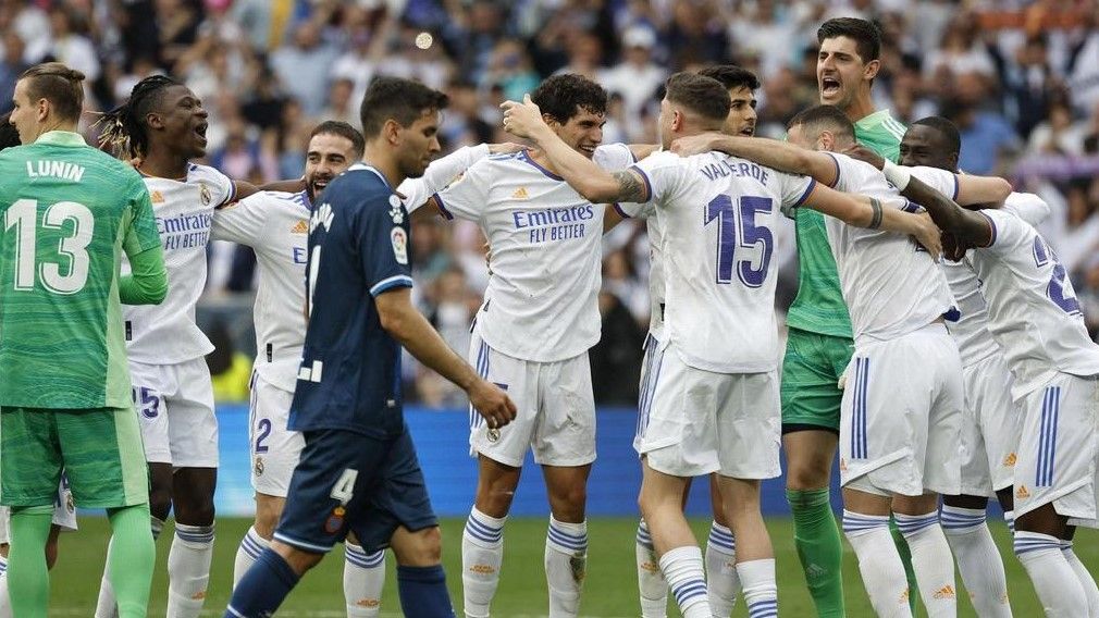 Los jugadores del Madrid celebran el título de Liga del curso pasado certificado con un 4-0 al Espanyol en el Bernabéu.