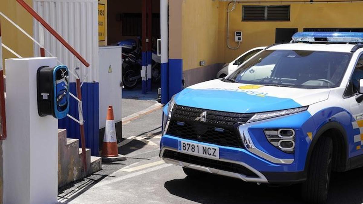 Punto de recarga para los vehículos eléctricos de la Policía Local de La Laguna
