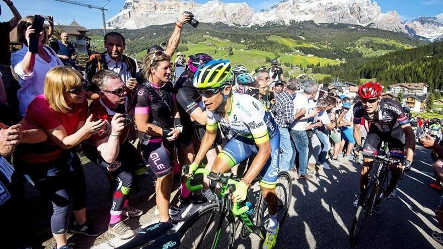 Esteban Chaves gana la etapa reina y Kruijswijk se viste de rosa