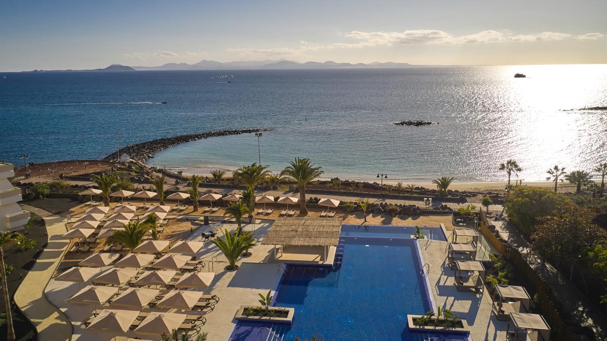 El hotel Dreams Lanzarote Playa Dorada está ubicado en Playa Blanca, frente a Playa Dorada.