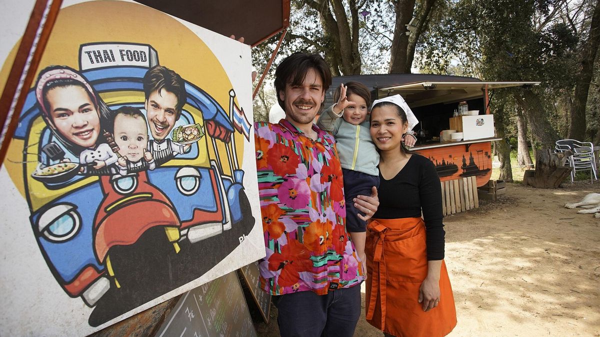 Jaume Matas i Dao Kaewphet amb el seu fill Tayka davant l’espai de «food truck»