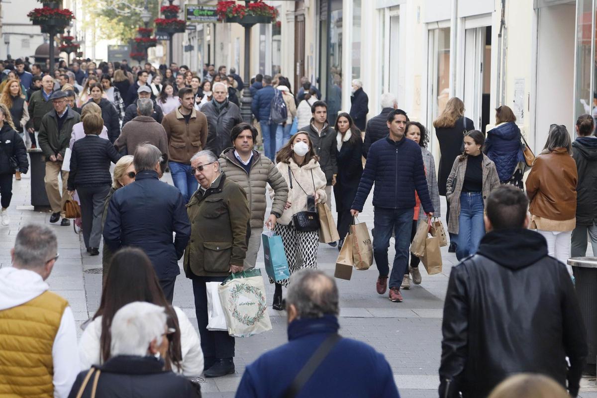 Multitud de personas en una céntrica calle comercial de Córdoba.