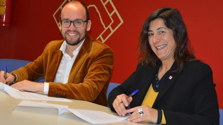 La directora general d&#039;Igualtat Mireia Mata i David Font signant el conveni aquest dimecres