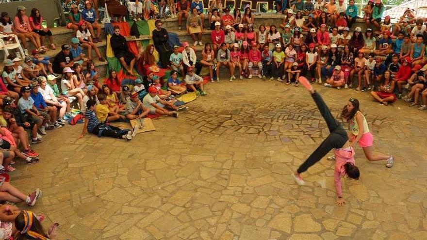 Una de las actividades en el campamento de A Lanzada, organizado por Diputación.