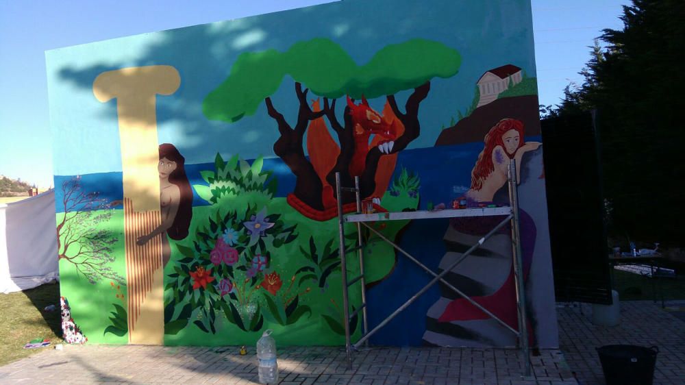 Una veintena de alumnos de Bachillerato de Arte del IES Universidad Laboral transforma en tres días un pintarrajeado depósito de agua de Parques y Jardines en una obra de arte.