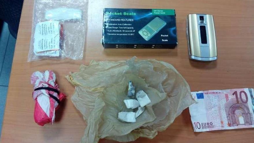 Material incautado al detenido en Reina Victoria. // Faro