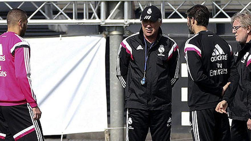 Benzema charla con Ancelotti en un entrenamiento.