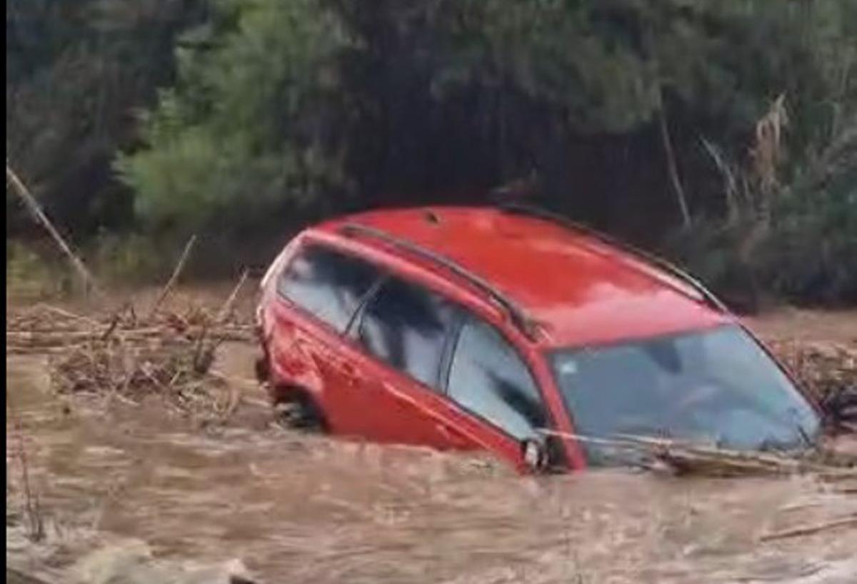 Coche arrastrado hasta el mar en Santa Eulària. |  | D.I.
