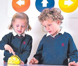 Los escolares tienen un primer acercamiento a la programación con el dispositivo Bee-Bot.
