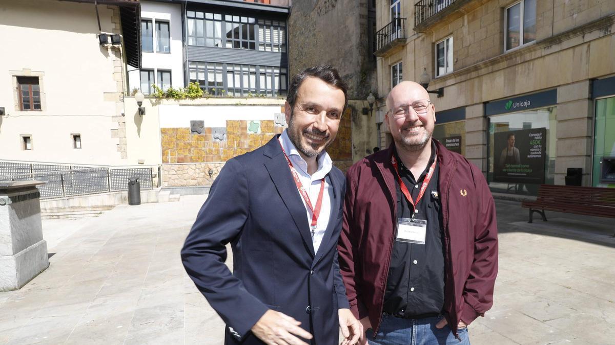 Daniel González y Javier Fernández-Font, ayer, en la plaza de Camposagrado