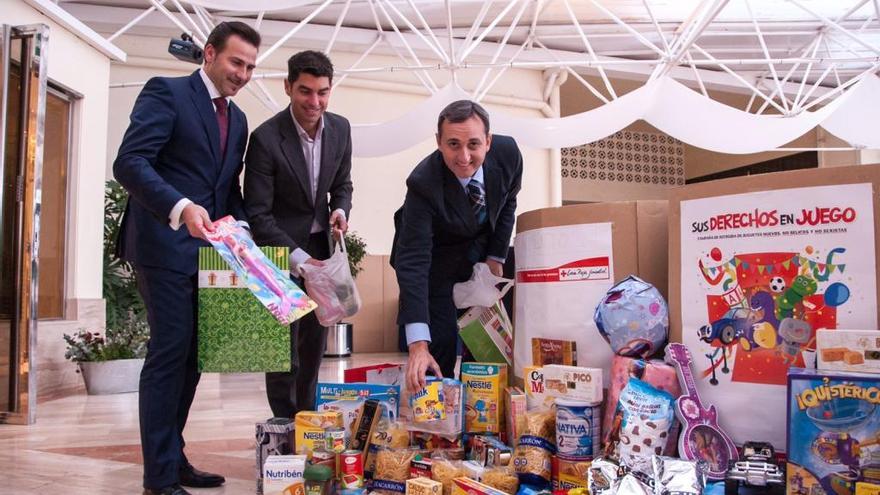 Alejandro Morant, César Sánchez y Manuel Bonilla, con algunos de los regalos