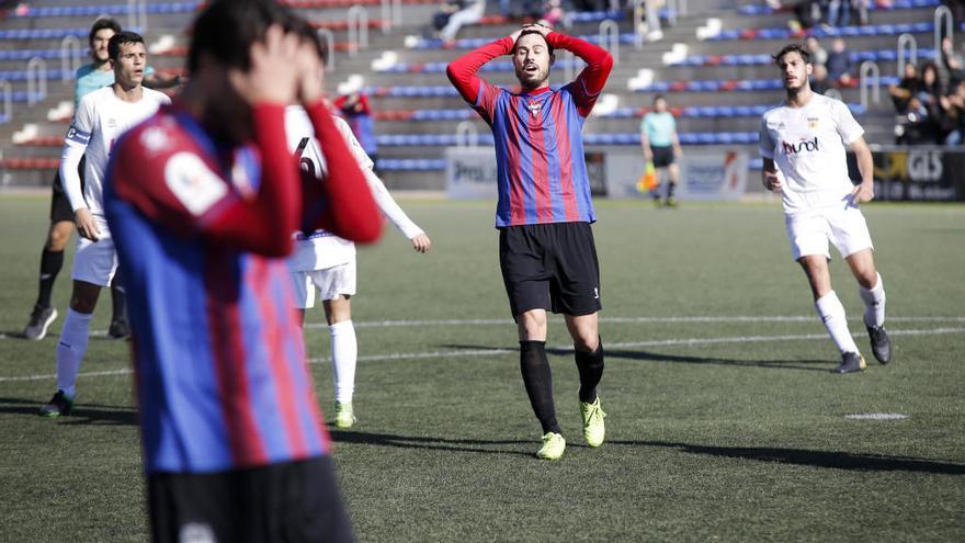 Los jugadores del Eldense lamentan una ocasión fallada.